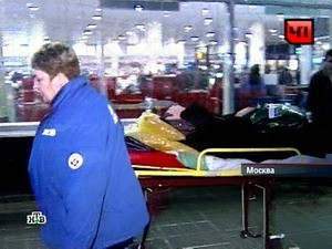 Một người bị thương trong vụ đánh bom được chuyển ra xe cứu thương. Ảnh: TTXVN