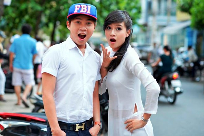 Sandy Mai chụp ảnh cùng thầy Khắc Hiếu trong khi tham gia vào các dự án làm phim 