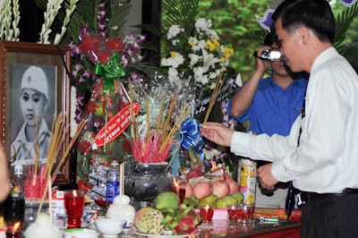 Ảnh Anh Võ Văn Thưởng, Ủy viên Trung ương Đảng, Bí thư Trung ương Đoàn thắp hương trước di hài anh Lý Tự Trọng tại Nghĩa trang liệt sỹ thành phố