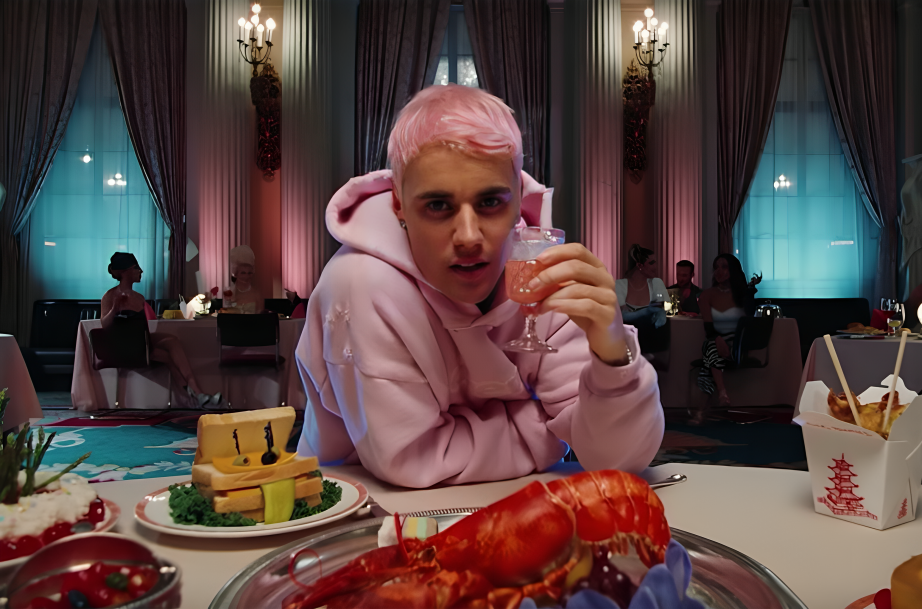 Fan đang đua nhau phân tích &quot;thuyết âm mưu&quot; trong MV &quot;Yummy&quot; của Justin Bieber.