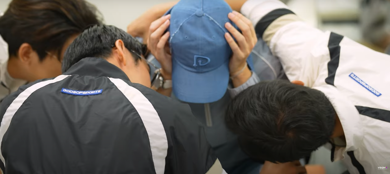 S.T Sơn Thạch cúi đầu khóc trong vòng tay của các “Anh Tài”.