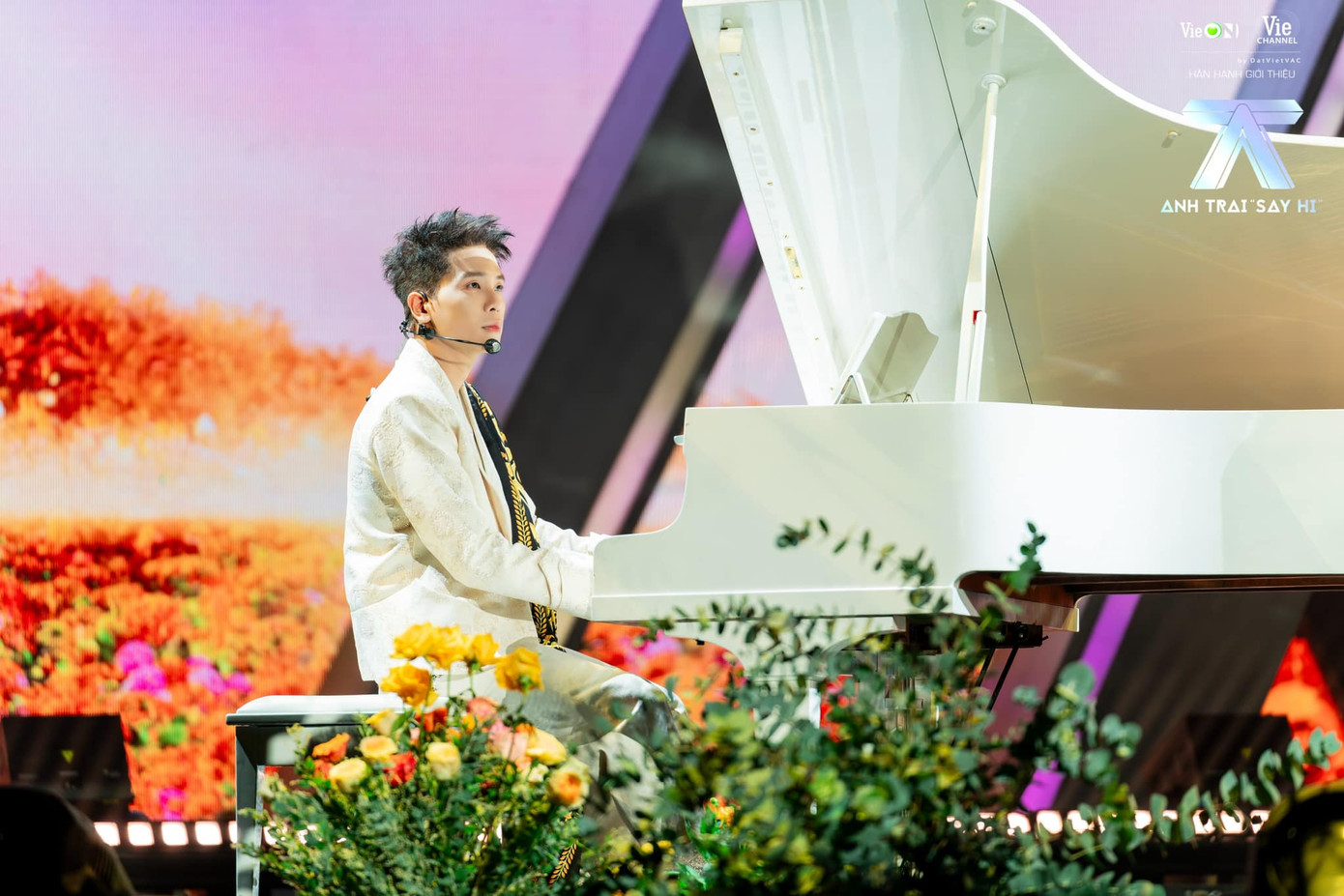 Quân A.P trình bày tiết mục solo Cứ Mỗi Sáng Anh Lại... Ảnh: VieON