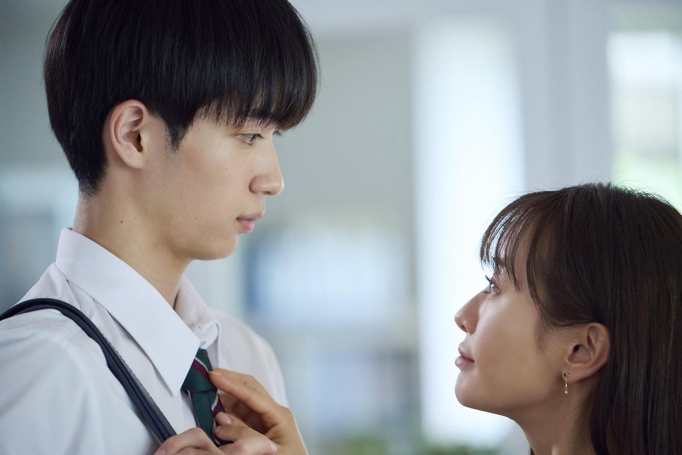 Minori biết mình làm sai nhưng vẫn lợi dụng Wataru - con trai riêng của chồng. (Ảnh: TV Tokyo)