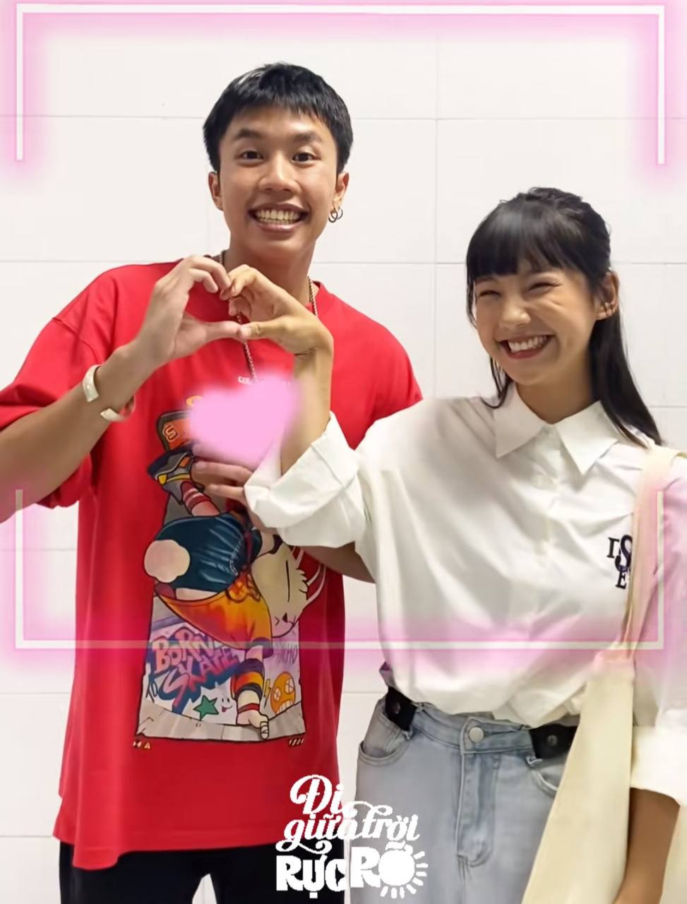 Pu và Chải ăn mừng phim đạt 200 triệu view sau 5 tập đầu tiên. Ảnh: Trích từ TikTok phim Đi Giữa Trời Rực Rỡ Pu và Chải ăn mừng phim đạt 200 triệu view sau 5 tập đầu tiên. Ảnh: Trích từ TikTok phim Đi Giữa Trời Rực Rỡ