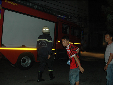 chiếc xe cứu hỏa đầu tiên đến hiện trường