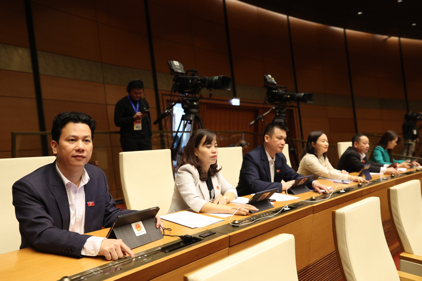 Quốc hội biểu quyết thông qua dự thảo nghị quyết, sáng 9/1. Ảnh: Như Ý Quốc hội biểu quyết thông qua dự thảo nghị quyết, sáng 9/1. Ảnh: Như Ý