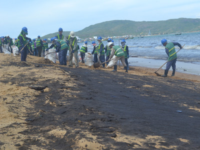 Dầu nhớt phủ đầy biển Quy Nhơn. ảnh Việt Hương. Dầu nhớt phủ đầy biển Quy Nhơn. ảnh Việt Hương