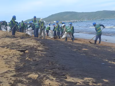 Dầu nhớt phủ đầy biển Quy Nhơn. ảnh Việt Hương