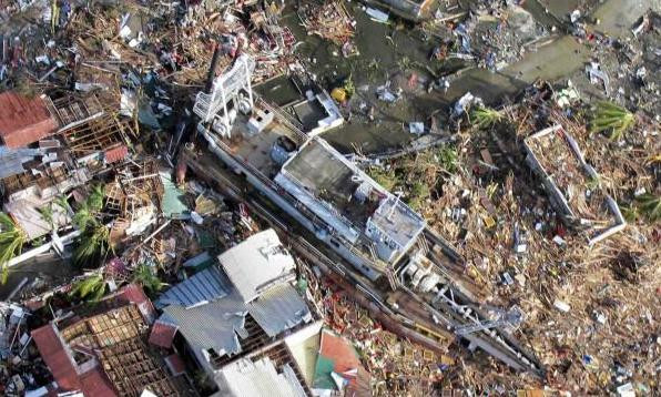 Cảnh đổ nát sau siêu bão