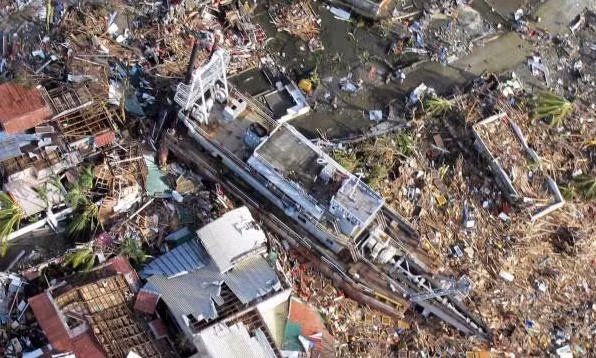 Cảnh đổ nát sau siêu bão