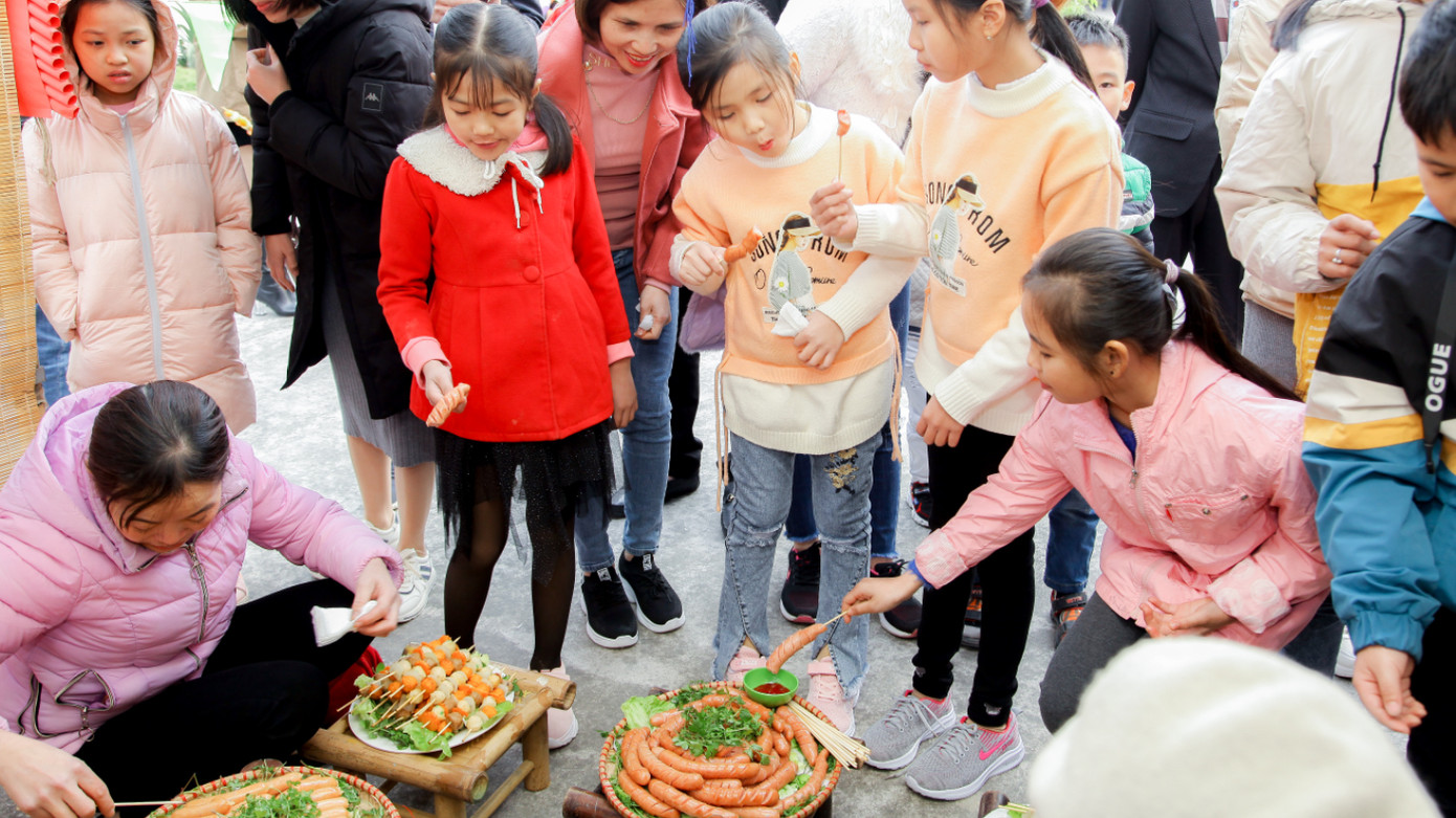 Xúc xích Boni và Hạnh phúc có mức giá phù hợp mọi đối tượng khách hàng Xúc xích Boni và Hạnh phúc có mức giá phù hợp mọi đối tượng khách hàng