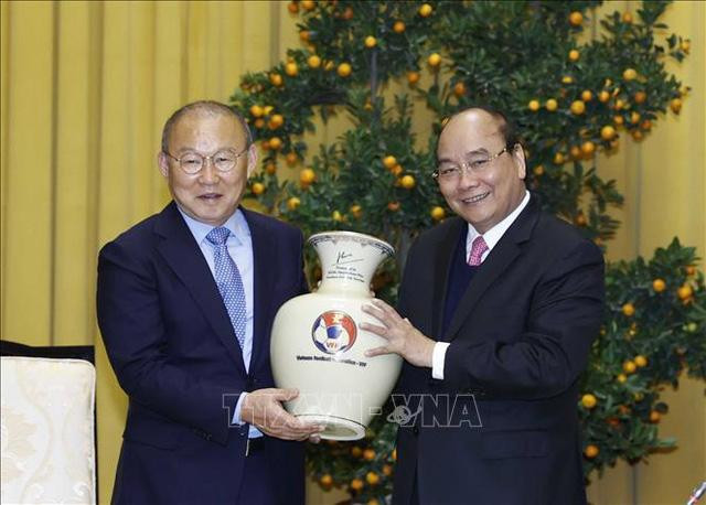 Chủ tịch nước Nguyễn Xuân Phúc tặng quà lưu niệm cho HLV Park Hang-seo. Ảnh: TTXVN