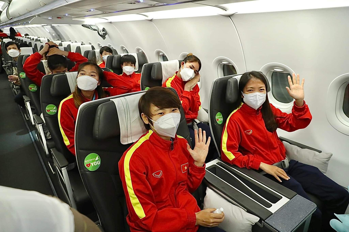 Với thành tích xuất sắc đưa đội tuyển bóng đá nữ Việt Nam lần đầu tiên trong lịch sử tham dự World Cup nữ, HLV Mai Đức Chung được Chủ tịch nước tặng thưởng Huân chương Lao động hạng Nhất. Đây cũng là phần thưởng cao quý mà đội tuyển bóng đá nữ quốc gia được Chủ tịch nước trao tặng.