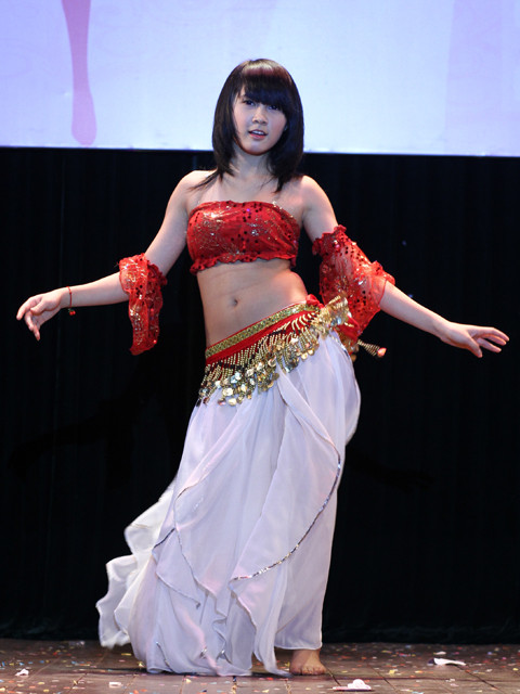 Phương Thảo mang đến phần biểu diễn tài năng là bellydace