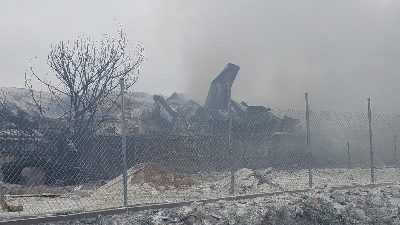 Kho hóa chất bị cháy rộng hàng nghìn mét vuông. Kho hóa chất bị cháy rộng hàng nghìn mét vuông.