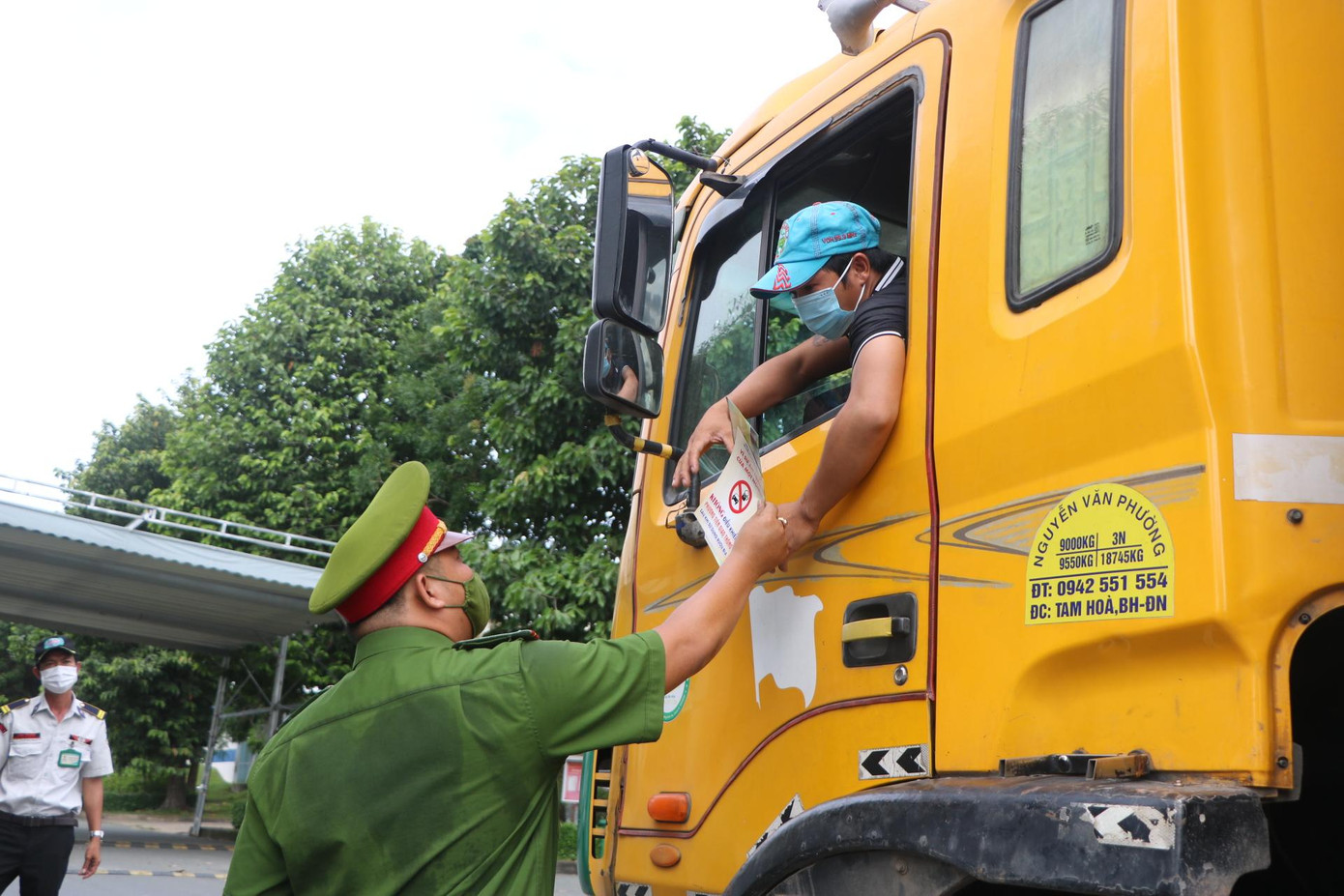 Công an TP Thủ Đức đã đến từng khu công nghiệp, bãi xe để tuyên truyền vận động tài xế và chủ doanh nghiệp không chở hàng vượt quá tải trọng, quá khổ giới hạn, không tự ý cải tạo phương tiện, cơi nới thùng xe. Công an TP Thủ Đức đã đến từng khu công nghiệp, bãi xe để tuyên truyền vận động tài xế và chủ doanh nghiệp không chở hàng vượt quá tải trọng, quá khổ giới hạn, không tự ý cải tạo phương tiện, cơi nới thùng xe.