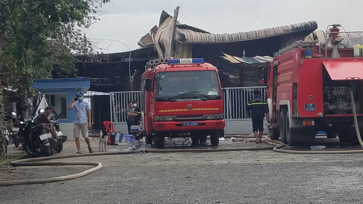 Sáng 10/7, năm xe cứu hỏa vẫn túc trực tại hiện trường. Sáng 10/7, năm xe cứu hỏa vẫn túc trực tại hiện trường.