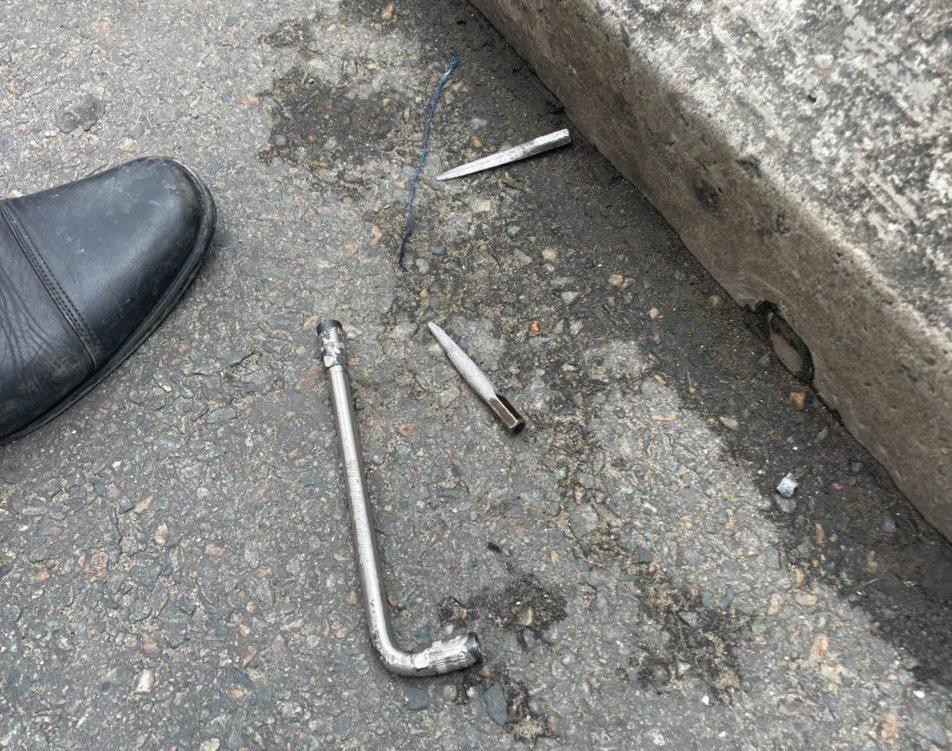 Dụng cụ phá khóa xe máy được thu giữ từ 2 đối tượng. Dụng cụ phá khóa xe máy được thu giữ từ 2 đối tượng.