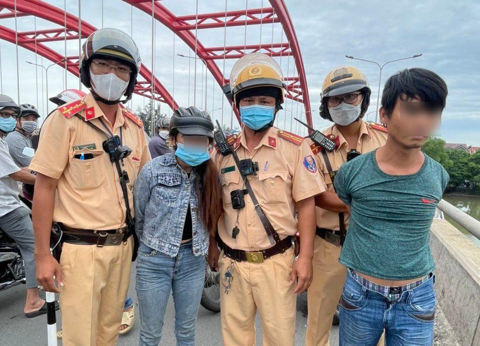 Hai đối tượng tình nghi bị CSGT khống chế. Hai đối tượng tình nghi bị CSGT khống chế.