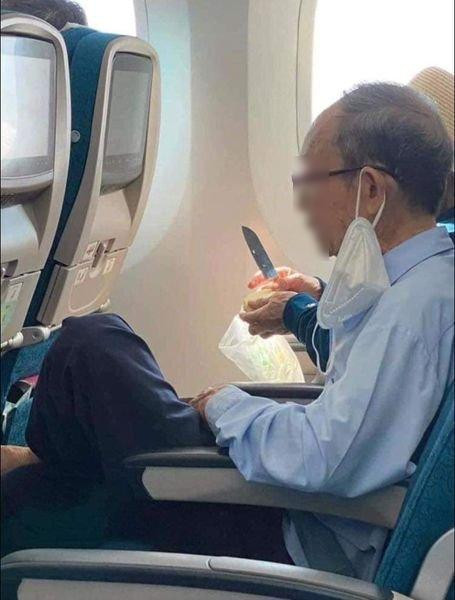 Hình ảnh hành khách cầm dao gọt trái cây trên máy bay được lan truyền trên mạng xã hội.