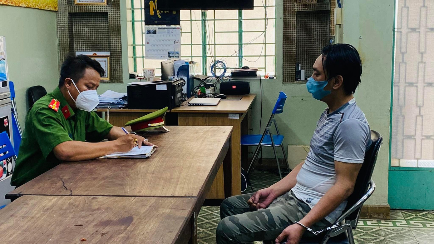 Ngoài trộm xe máy cùng hàng hóa của shipper, Dương Nguyễn Hoàng Sơn còn khai nhận đã thực hiện thêm 3 vụ trộm khác. Ngoài trộm xe máy cùng hàng hóa của shipper, Dương Nguyễn Hoàng Sơn còn khai nhận đã thực hiện thêm 3 vụ trộm khác.