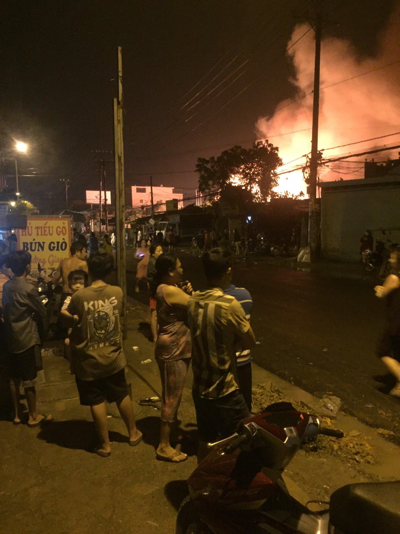 Vụ cháy khiến khói lửa bao trùm cả khu vực. Ảnh: Người dân cung cấp Vụ cháy khiến khói lửa bao trùm cả khu vực. Ảnh: Người dân cung cấp