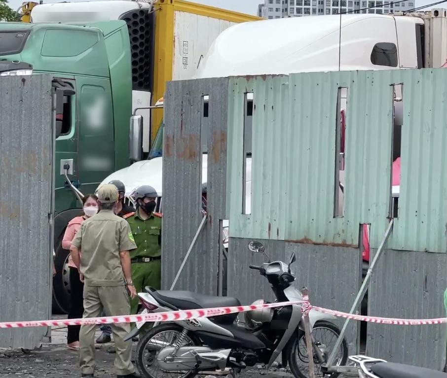 Cơ quan chức năng phong tỏa khu vực hiện trường để điều tra nguyên nhân tử vong của tài xế xe container Cơ quan chức năng phong tỏa khu vực hiện trường để điều tra nguyên nhân tử vong của tài xế xe container