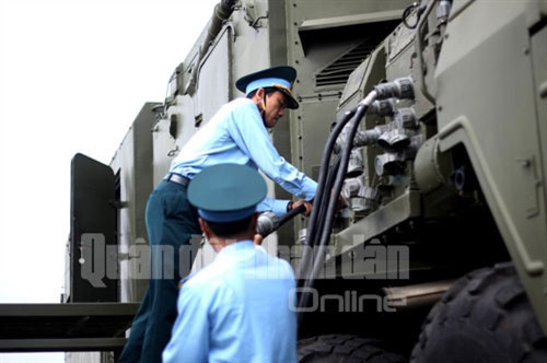 Nhanh chóng nối cáp nguồn điện với xe điều khiển