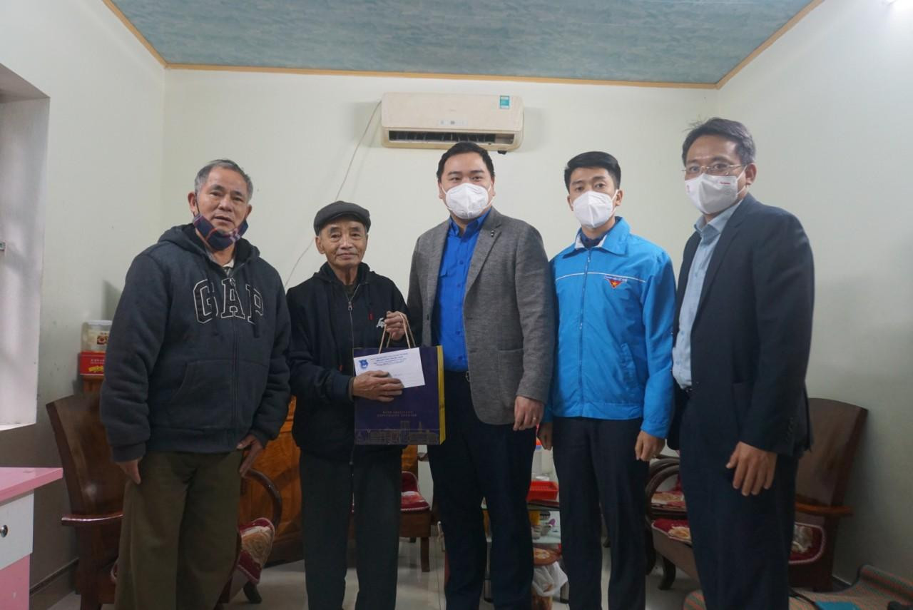 Thăm và tặng quà cựu TNXP Nguyễn Văn Tuấn. Ông Nguyễn Văn Tuấn tham gia TNXP năm 17 tuổi. Nhiệm vụ của đơn vị ông là bảo vệ cầu Đò Lèn, Thanh Hóa. Vừa cầm súng chiến đấu, ông cùng đồng đội vừa sửa chữa cầu, đảm bảo thông suốt tuyến đường huyết mạch Trường Sơn. Trong thời gian chiến đấu, ông nên duyên vợ chồng với một nữ TNXP xinh đẹp cùng đơn vị.