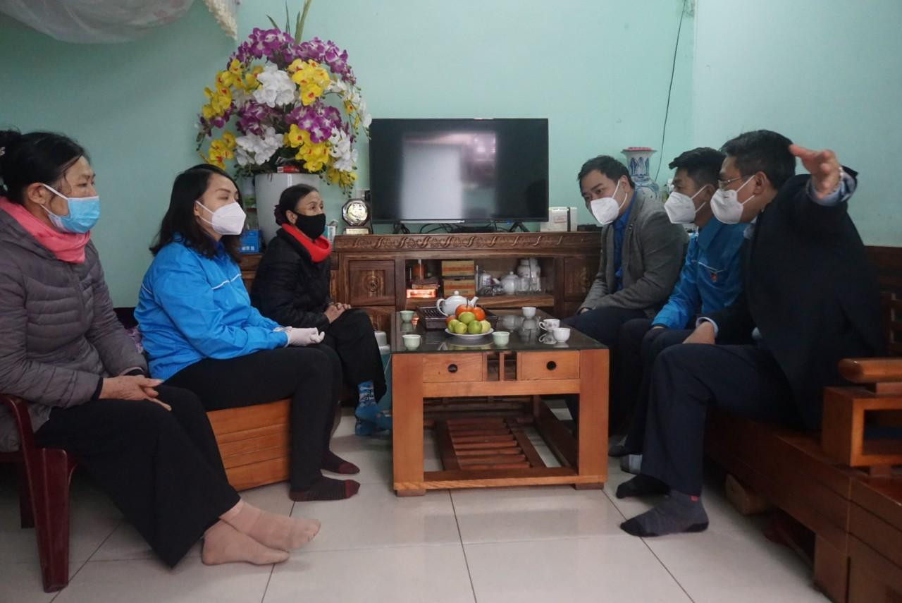 Lắng nghe cựu TNXP Dương Thị Nở kể về những tháng ngày chiến đấu gian khổ mà hào hùng của lớp người đi trước.