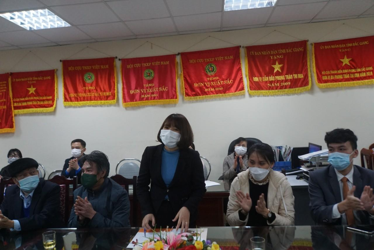 Bà Nguyễn Thị Phương, Phó Giám đốc khách sạn Ravatel đóng trên địa bàn tỉnh gửi lời tri ân sâu sắc tới các cựu TNXP đã có những đóng góp to lớn đối với đất nước. Bà Phương cho rằng, năm 2021 lầ một năm đầy khó khăn thử thách với toàn Đảng, toàn dân và các doanh nghiệp. Tuy nhiên, những khó khăn đó không thể so được với những đóng góp, sự hy sinh to lớn của thế hệ cha anh đi trước.