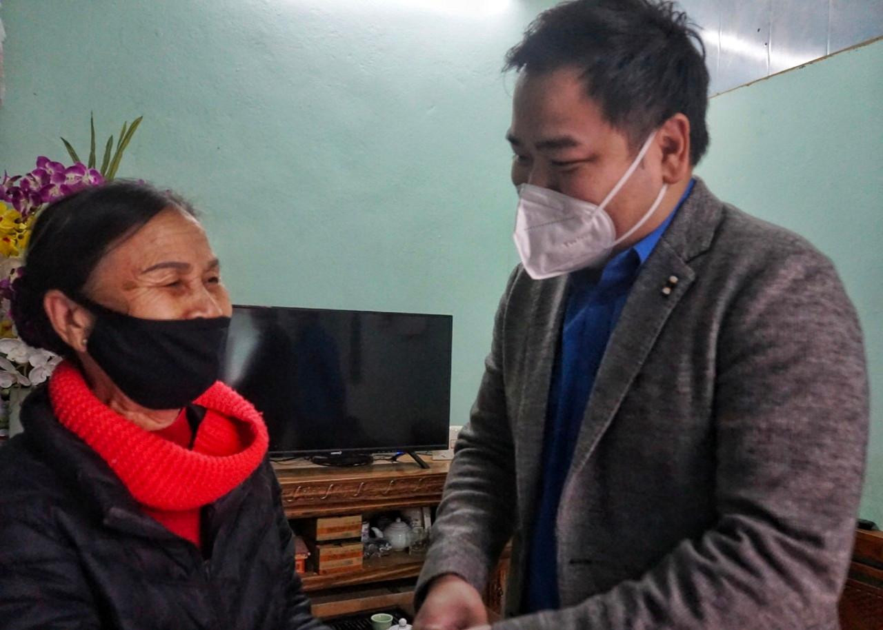 Sau buổi gặp mặt, đại diện Tỉnh đoàn Bắc Giang và báo Tiền Phong đã đi thăm và tặng quà cho một số cựu TNXP trên địa bàn thành phố Bắc Giang. Trong ảnh, anh Nguyễn Xuân Hiếu, Phó Bí thư Tỉnh đoàn tặng quà cựu TNXP Dương Thị Nở, phường Dĩnh Kế.