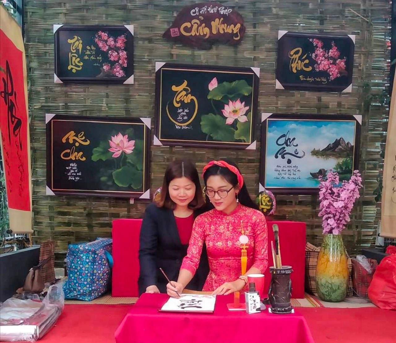 Bà Phạm Thị Chi, mẹ của Cẩm Nhung kể: "2 tuổi, khi chưa biết cầm đũa Cẩm Nhung đã biết cầm bút vẽ. Nhung vẽ bất kì thứ gì mình thích, từ phong cảnh quanh nhà, các con vật đến những chiếc váy búp bê xinh xinh. Có hôm, bố mẹ đi làm về thấy đầy một nhà giấy Nhung vẽ rồi bày ra. Khi học cấp 2, cấp 3, Nhung luôn là "cây báo tường" số 1 của trường. Nhung cũng tự tìm hiểu, tham gia một số cuộc thi vẽ, khi ẵm giải về, bố mẹ hết sức bất ngờ và sung sướng".