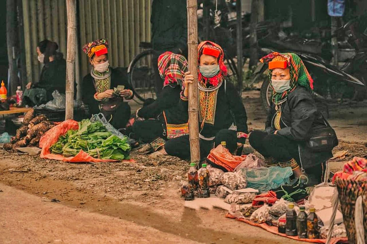 Đi chợ người Dao và tìm hiểu phong tục tập quán của bà con nơi đây.