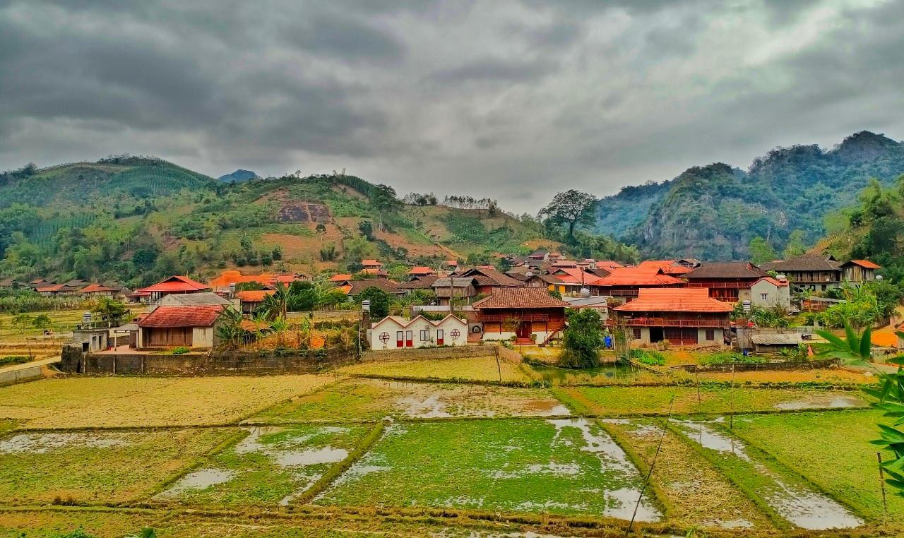 Đến Đồng Lâm, du khách cũng không khỏi ngỡ ngàng trước vẻ đẹp nguyên sơ của những nếp nhà sàn trong các thôn bản. Du khách cũng có thể thuê ngủ qua đêm ở đây với giá chỉ 120.000/người/đêm. Hiện có trên 5 khu nhà sàn kiểu homestay nằm cách thung lũng 2 - 3 km. Ở đây, có những dịch vụ như ăn uống, văn nghệ, lửa trại, tắm thuốc, ngâm chân.