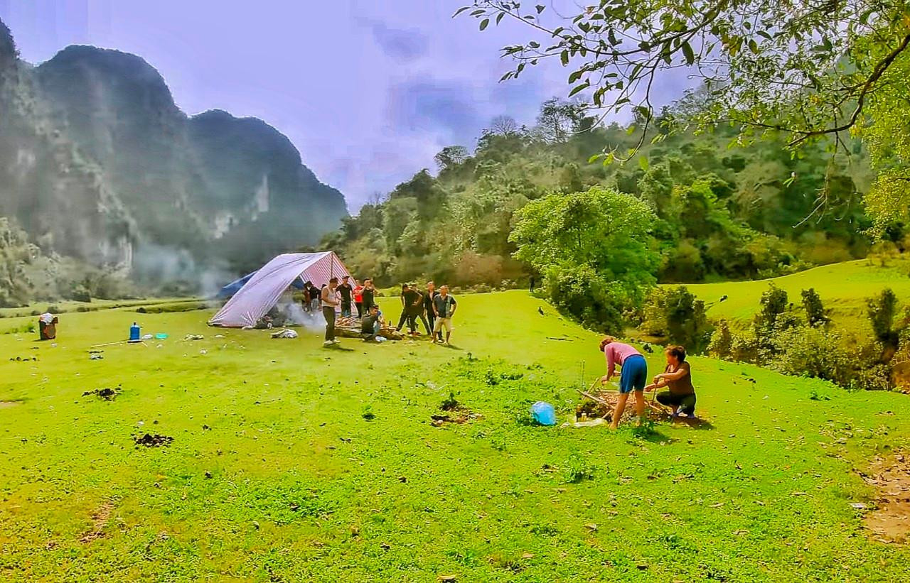 Du khách cắm trại thưởng thức cảnh đẹp và nướng gà đồi, cá suối, cơm lam.