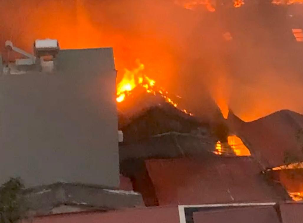 Đám cháy bùng phát dữ dội