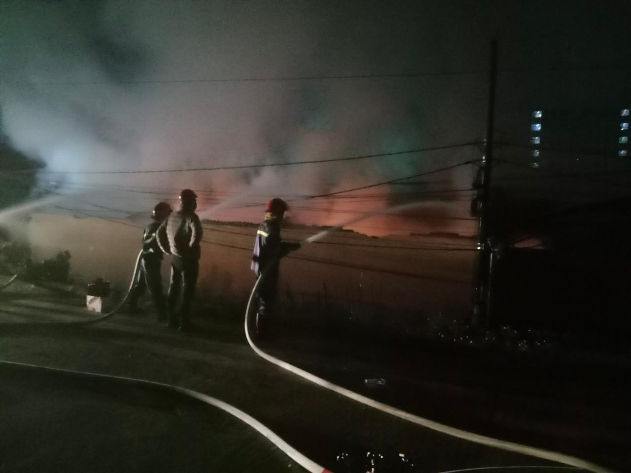 Đến 19h cùng ngày, lực lượng PCCC vẫn tiếp tục phun nước dập lửa, khống chế đám cháy.