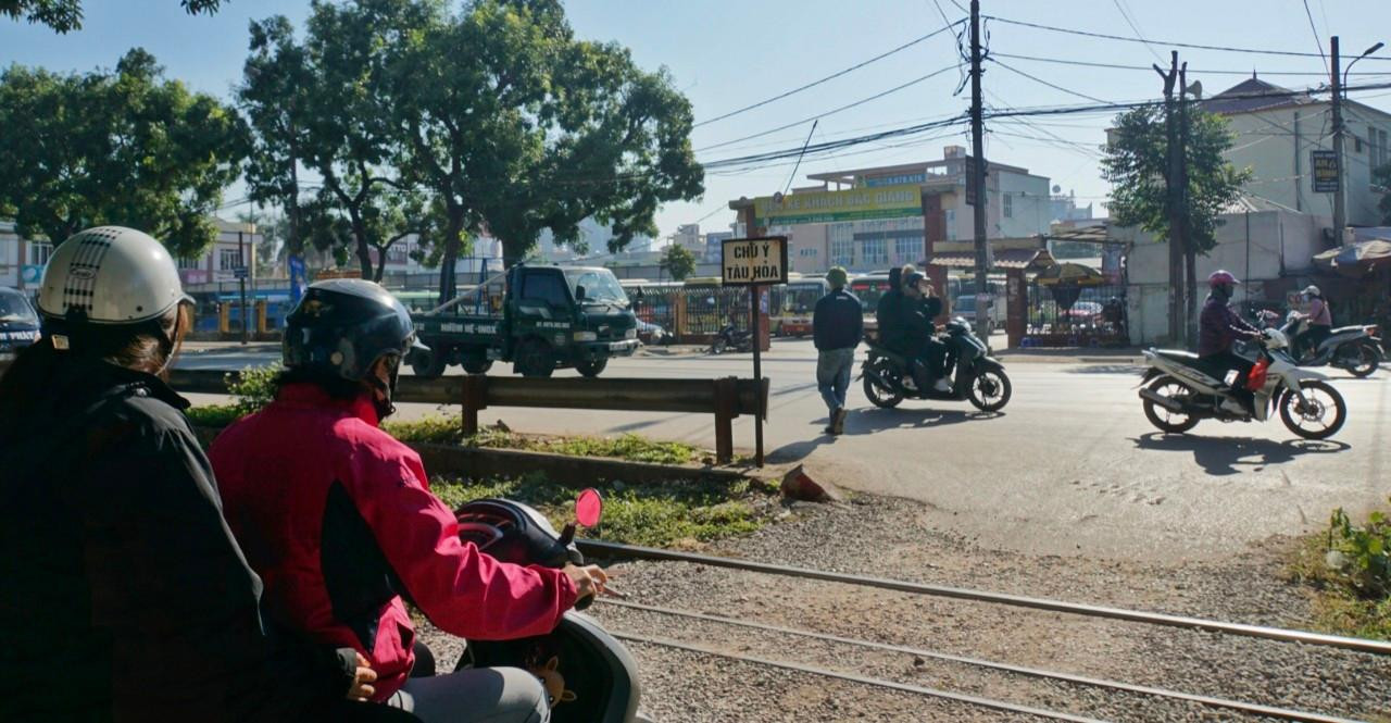 Phía đối diện ngõ là Bến xe khách Bắc Giang nên tình hình giao thông tại đây càng phức tạp, tiềm ẩn nguy cơ xảy ra tai nạn khi có tàu chạy qua.