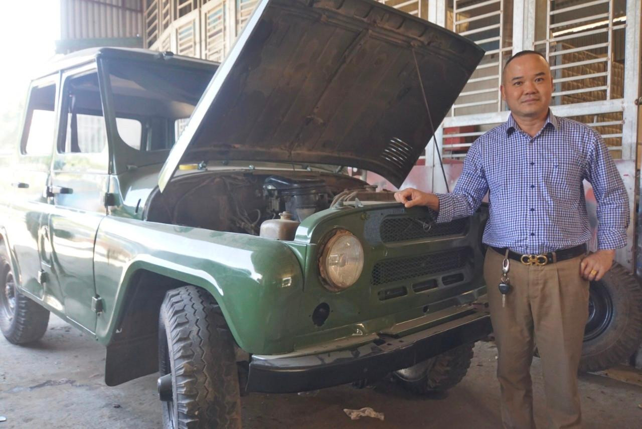 Anh Triệu Văn Ngọc (trong ảnh), chủ gara Minh Tâm, số 1, Minh Khai, Ngô Quyền, TP Bắc Giang kể: "Hôm đó, tôi đèo em gái đi có việc. Lúc gần đến đoạn đường sắt mà có tàu đang chạy đến, không hiểu suy nghĩ chuyện gì mà tôi không nhìn thấy chú Phúc cảnh báo, cứ cho xe chạy thẳng. Thấy vậy, chú hét toáng lên và lao theo kéo xe tôi lại ngay trước đầu tàu. May nhờ có chú giúp đỡ, nếu không thì chưa biết chuyện gì xảy ra với tôi".