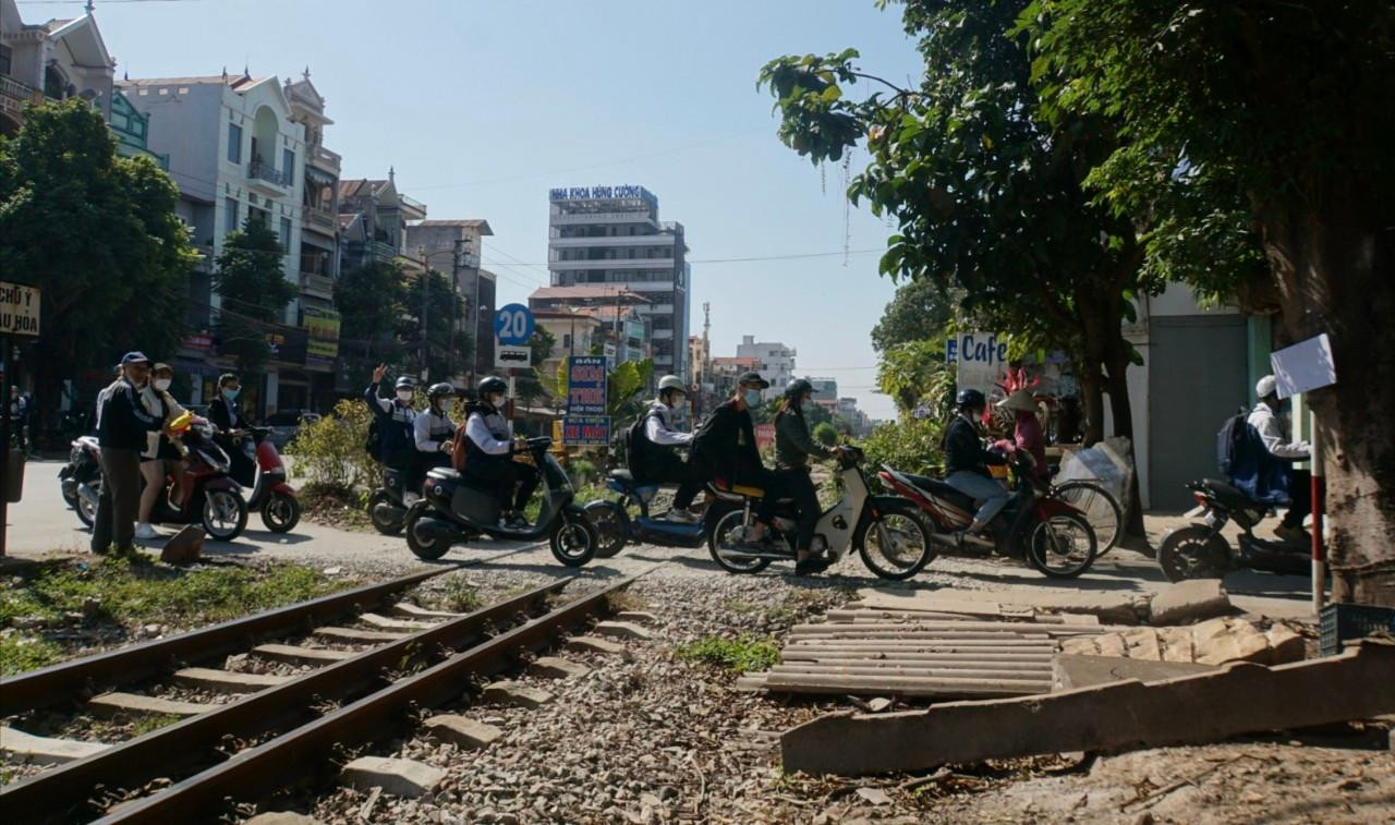 Ngõ 225, tổ 8, đường Xương Giang, phường Ngô Quyền, thành phố Bắc Giang có lối đi dân sinh chạy qua đường sắt. Lưu lượng phương tiện xe đạp, xe máy qua lại rất đông, nhất là vào thời điểm học sinh tan trường.