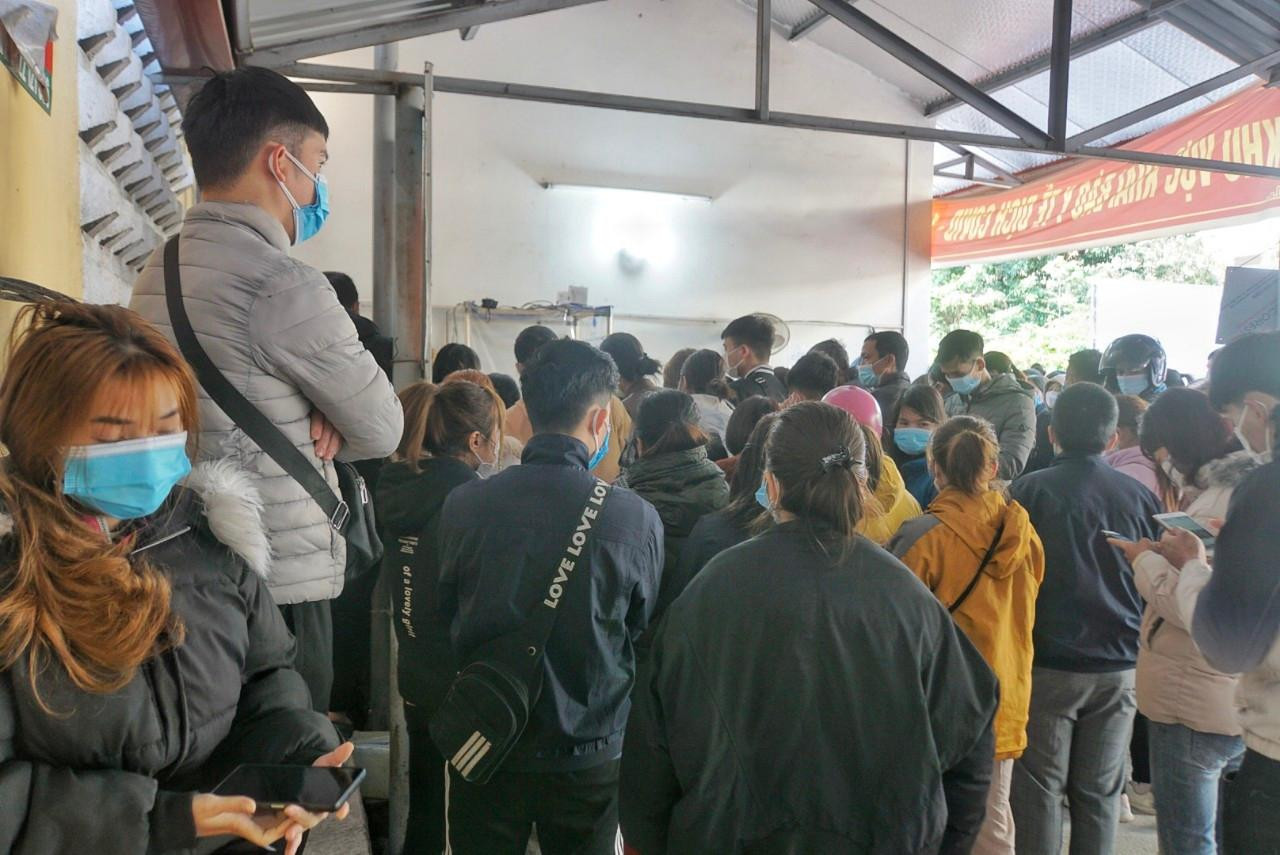 Cảnh hàng trăm công nhân chen chân xếp hàng chờ xác nhận tại Trạm y tế thị trấn Nếnh (Việt Yên)