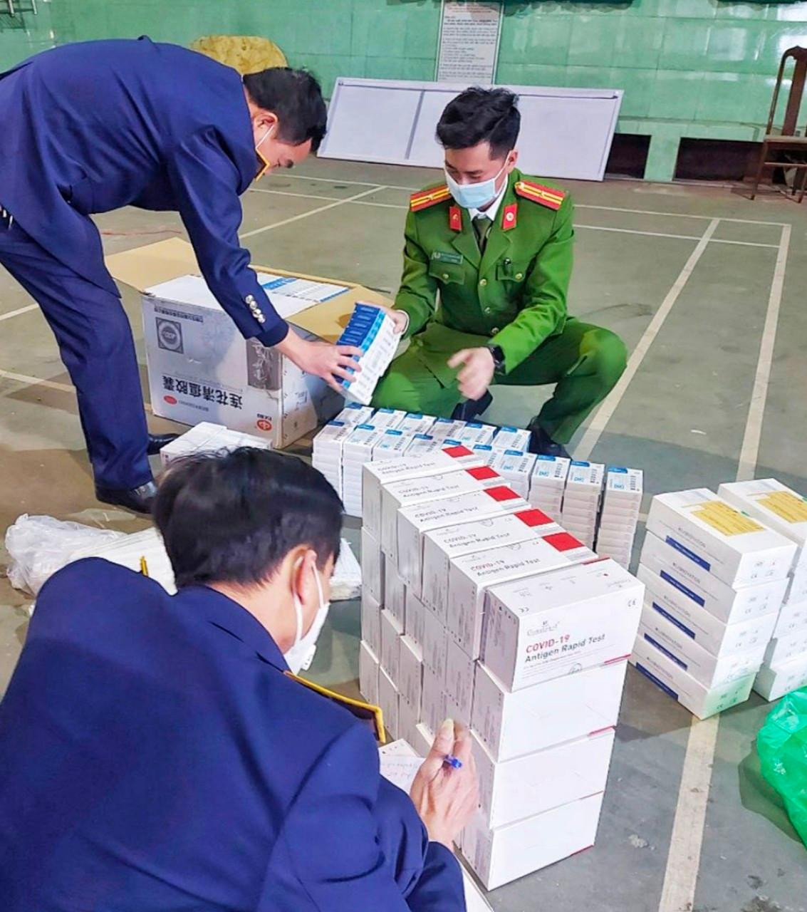 Lực lượng chức năng kiểm đếm số hàng bị thu giữ Lực lượng chức năng kiểm đếm số hàng bị thu giữ