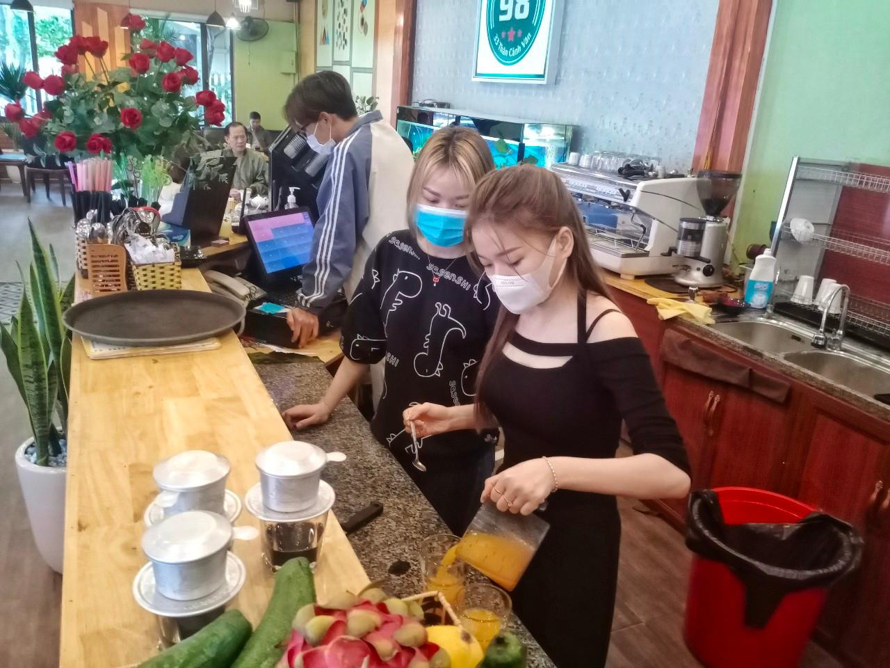 Vừa pha đồ uống cho khách, chị Phan Thị Thủy, chủ quán vừa cho biết, sau thời gian quán đóng cửa phòng dịch, nay được bán hàng trở lại, chị rất vui mừng. "Hôm nay ngày đẹp, được mở cửa trở lại, hy vọng cả năm làm ăn thuận buồm xuôi gió", chị Thủy hồ hởi cho biết. Vừa pha đồ uống cho khách, chị Phan Thị Thủy, chủ quán vừa cho biết, sau thời gian quán đóng cửa phòng dịch, nay được bán hàng trở lại, chị rất vui mừng. "Hôm nay ngày đẹp, được mở cửa trở lại, hy vọng cả năm làm ăn thuận buồm xuôi gió", chị Thủy hồ hởi cho biết.