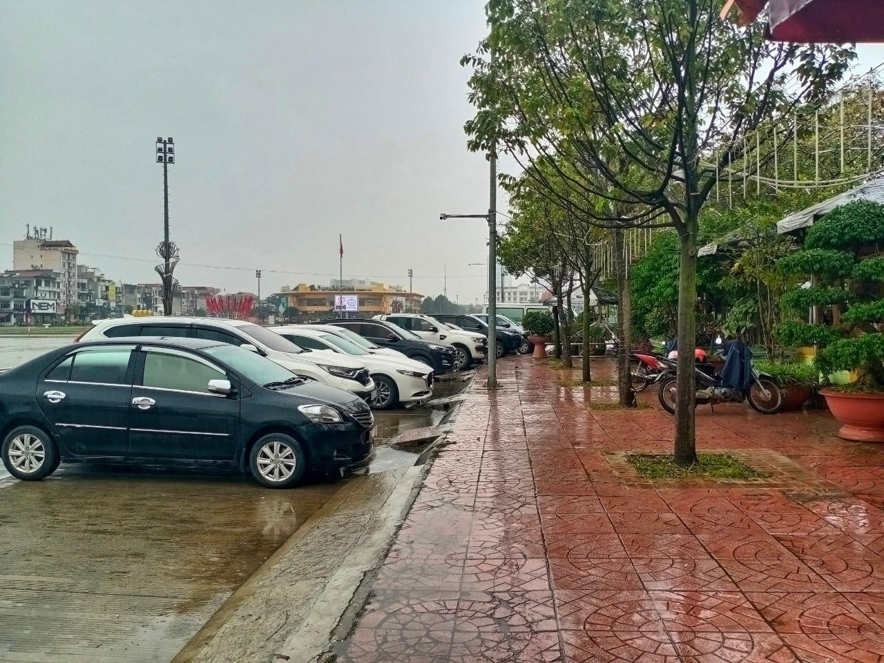 Trời mưa, nhiều khách hàng đi ô tô để được thưởng thức những ly cà phê nóng hổi trong ngày đầu các quán mở cửa đón khách trở lại. Trời mưa, nhiều khách hàng đi ô tô để được thưởng thức những ly cà phê nóng hổi trong ngày đầu các quán mở cửa đón khách trở lại.