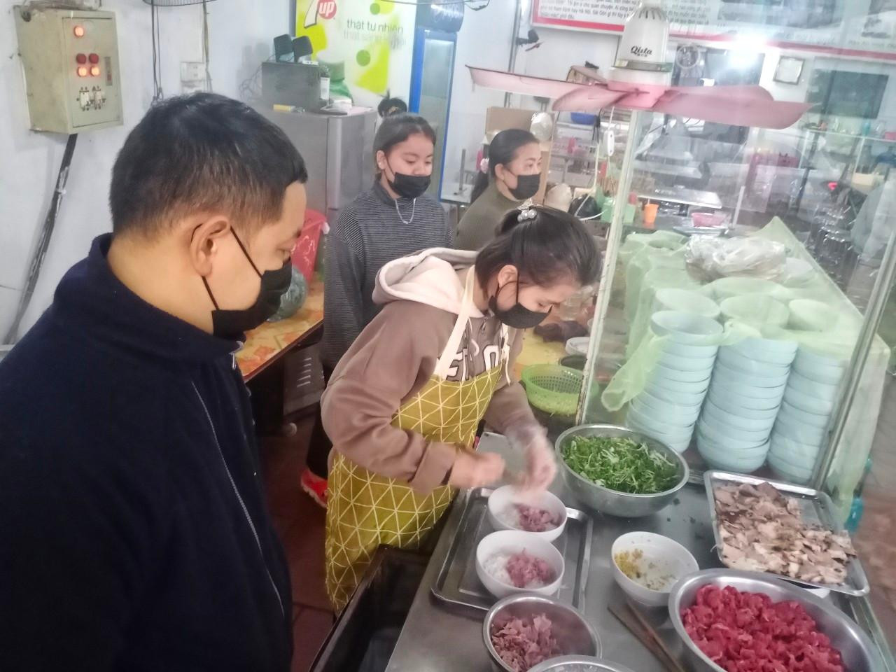 Anh Vũ Văn Toán, chủ quán phở trâu tươi trên đường Hoàng Văn Thụ, TP Bắc Giang cho biết, ngày đầu mở cửa trở lại nhưng lượng khách hàng không được đông như kì vọng. Ngày thường, khoảng 8 giờ sáng quán anh bán hàng trăm bát phở, nay chưa được 50 bát. Nhiều người vẫn còn lo ngại dịch bệnh. Anh Vũ Văn Toán, chủ quán phở trâu tươi trên đường Hoàng Văn Thụ, TP Bắc Giang cho biết, ngày đầu mở cửa trở lại nhưng lượng khách hàng không được đông như kì vọng. Ngày thường, khoảng 8 giờ sáng quán anh bán hàng trăm bát phở, nay chưa được 50 bát. Nhiều người vẫn còn lo ngại dịch bệnh.