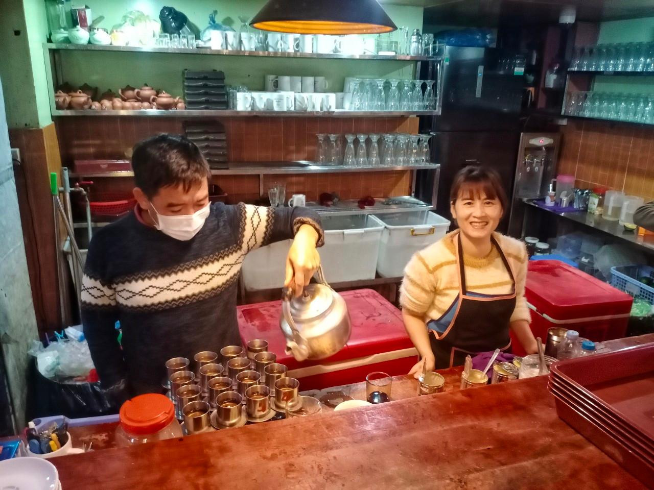 Niềm vui của nhân viên quán Mộc Quán phường Hoàng Văn Thụ khi được làm lại công việc yêu thích. Niềm vui của nhân viên quán Mộc Quán phường Hoàng Văn Thụ khi được làm lại công việc yêu thích.