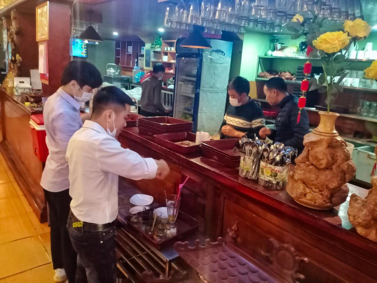 Các nhân viên của quán cũng tất bật phục vụ khách. Các nhân viên của quán cũng tất bật phục vụ khách.