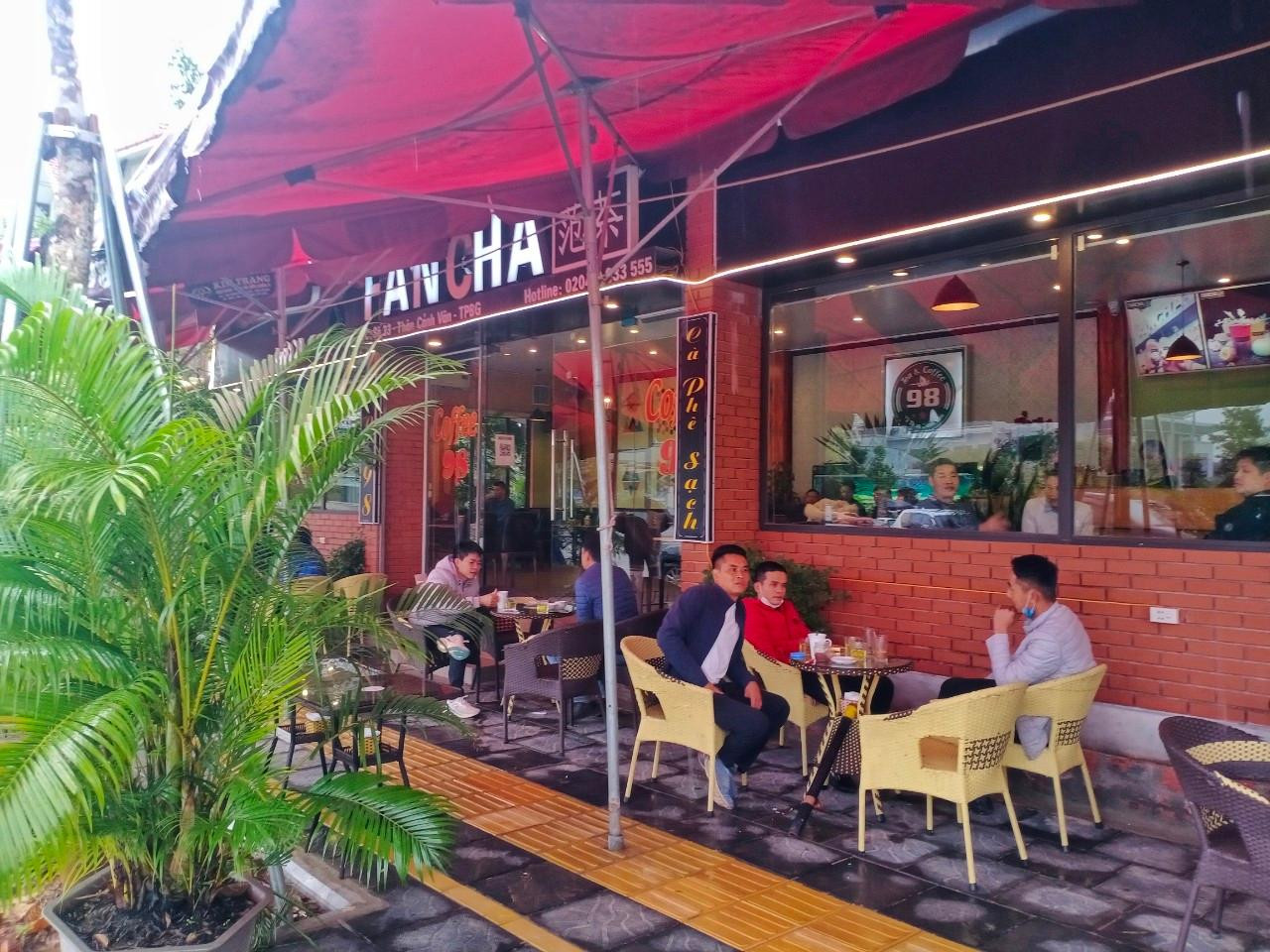 Khách hàng trong Mộc Quán. Khách hàng trong Mộc Quán.