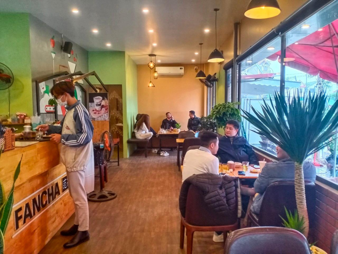 Các quán cà phê cũng sôi nổi trở lại. Ngay ngày đầu mở cửa, quán Cà phê 98 trên đường Thân Cảnh Vân, phường Ngô Quyền đã khá đông khách. Các quán cà phê cũng sôi nổi trở lại. Ngay ngày đầu mở cửa, quán Cà phê 98 trên đường Thân Cảnh Vân, phường Ngô Quyền đã khá đông khách.